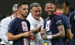 L'entraîneur du PSG Christophe Galtier donne ses consignes à Pablo Sarabia et Neymar lors du Trophée des champions, le 31 juillet 2022 à Tel Aviv