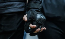 Etudiants, Abby, 19 ans, et Nick, 20 ans, se tiennent par la main, tissant leur histoire d'amour née dans les manifestations d'un long été hongkongais.