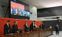 Le juge Paolo Lepri (c) prononce le verdict concernant l'effondrement du pont Morandi en 2018, au tribunal de Gênes, le 16 juillet 2026 en Italie
