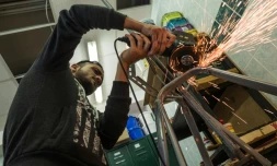 Omar Hamdam, un réfugié syrien de Homs dans un atelier de l'association allemande Biotec, à Freital, prÚs de Dresde, le 29 septembre 2016
