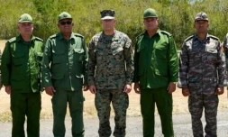 Une photo publiée par l'armée américaine montre le chef du commandement Sud américain, le général Francis L. Donovan (centre) entouré du chef d'état-major cubain, le général Roberto Legra Sotolongo (à sa droite) et d'autres responsables militaires cubains, le 29 mai 2026 dans la base navale de Guantanamo 