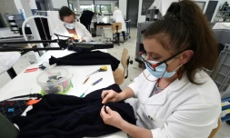 Des employés de la PME 3D Tex retravaillent les mails de pulls sortis d'un métier à tisser, le 17 septembre 2021 à Sain-Malo