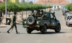 Des soldats armés patrouillent dans une rue près du palais présidentiel à Bissau, le 26 novembre 2025 en Guinée-Bissau
