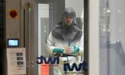 Un virologue travaillant à la recherche d?un traitement contre le coronavirus, détient des échantillons dans un laboratoire de niveau 3 à l?Institut Rega de recherche médicale de l?Université de Louvain, le 28 février 2020 en Belgique
