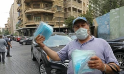 Un homme vend des masques de protection contre le coronavirus, Ă Beyrouth le 29 juillet 2020