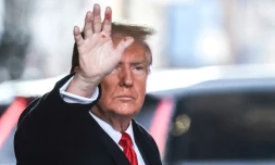 Donald Trump quitte la Trump Tower de New York en route vers le tribunal fédéral de Manhattan pour son procÚs en diffamation, le 17 janvier 2024