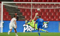Le gardien espagnol Unai Simon battu sur penalty par Anastasios Bakasetas (#17) pour l'égalisation de la GrÚce au stade de Los Carmenes à Grenade, le 25 mars 2021