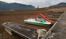 Un ancien quai près du réservoir d'eau,  dans la province de Gérone en Catalogne, avec en toile de fond l'église de  Sant Roma de Sau church, le 15 janvier 2024 
