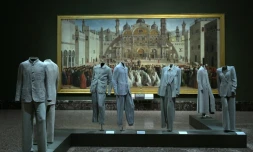 Des créations du styliste italien décédé Giorgio Armani lors de l'avant-première presse de l'exposition Giorgio Armani marquant le 50e anniversaire de la maison de couture, à la Pinacothèque de Brera à Milan, le 23 septembre 2025