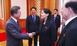Le président sud-coréen Moon Jae-in serre la main de la soeur du leader nord-coréen Kim Jong Un, Kim Jong Un à Séoul, le 10 février 2018