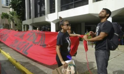 Des étudiants déroulent une banderole devant l'université de Porto Rico, à Porto Rico le 23 mai 2017