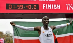 Le Kényan Eliud Kipchoge franchit la ligne d'arrivée du marathon de Vienne, en devenant le 1er homme à passer sous la barre des 2 heures, le 12 octobre 2019