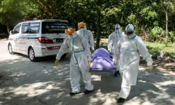 Des bénévoles enterrent des morts du Covid dans un cimetiÚre musulman à Rangoun, le 25 novembre 2020