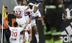 Le capitaine lyonnais Nabil Fekir, buteur décisif contre Guingamp, est congratulé par ses coéquipiers, le 10 septembre 2017 au Parc OL