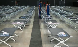 Des membres de la protection civile préparent des lits pour accueillir les personnes déplacées par le mégafeu en Gironde, le 28 juillet 2026 à Aussonne, prÚs de Toulouse