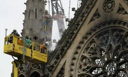 Des ouvriers travaillent prĂšs de la rosace de Notre-Dame de Paris, le 23 avril 2019