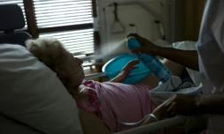 Une infirmière asperge d'eau une personne âgée qui souffre de la chaleur, le 22 juillet 2013 dans un hôpital d'Argenteuil, près de Paris 
