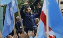 Le Premier ministre libanais Saad Hariri salue ses partisans à son arrivée à sa maison à Beyrouth, le 22 novembre 2017