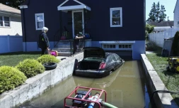 Une voiture dans une allée inondée à Mamaroneck, dans l'Etat de New York après le passage de la tempête Ida, le 2 septembre 2021