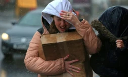 Une passante dans les rues de Sheffield, dans le nord de l'Angleterre, balayée par la tempête Ciara, le 9 février 2020 