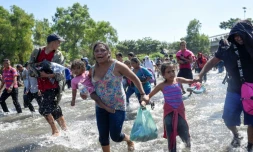 Des centaines de migrants, majoritairment des Honduriens, traversent le fleuve Suichate, à Ciudad Hidalgo au Mexique le 20 janvier 2020
