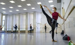 Reprise de l'entrainement pour les danseurs du Ballet de l'Opéra national du Rhin, dans un studio à Mulhouse, le 19 mai 2020