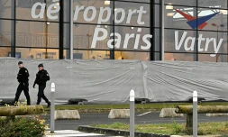 Des gendarmes patrouillent devant l'aéroport de Vatry où sont confinés plus de 300 passagers indiens, le 23 décembre 2023 dans la Marne