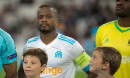 Le défenseur de l'OM Patrice Evra avant le coup d'envoi du match face à Vitoria Guimaraes en Europa League au Vélodrome, le 19 octobre 2017