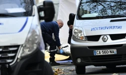 Le corps d'une victime des attaques terroristes évacué le 14 novembre 2014 rue de Charonne à Paris