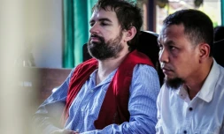 Félix Dorfin au cÎté de son traducteur devant le tribunal à Mataram en Indonésie, le 20 mai 2019