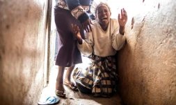 Un parent d'une enfant tuée par balle au balcon de sa maison pleure sa mort, le 12 août 2017, dans les bidonvilles de Mathare à Nairobi