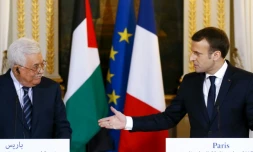 Le président Emmanuel Macron et son homologue palestinien Mahmoud Abbas lors d'une conférence de presse à l'issue de leur rencontre à l'Elysée, le 22 décembre 2017 à Paris