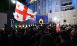 Des partisans du parti au pouvoir, le RĂȘve gĂ©orgien, au siĂšge du parti aprĂšs l'annonce des rĂ©sultats des sondages Ă la sortie des urnes lors des Ă©lections lĂ©gislatives Ă Tbilissi le 26 octobre 2024