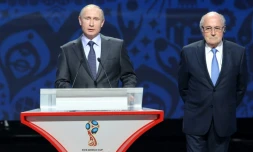 Le président russe Vladimir Poutine et Joseph Blatter, alors président de la Fifa, le 25 juillet 2015 à Saint-Pétersbourg