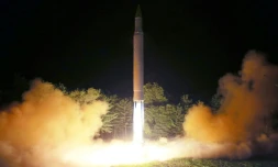 Photo fournie le 28 juillet 2017 par l'agence nord-coréenne KCNA du tir d'un missile balistique intercontinental Hwasong-14 depuis un endroit non déterminé en Corée du Nord