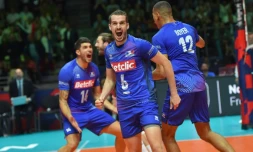 Benjamin Toniutti (c) et les Bleus exultent aprĂšs leur victoire face aux Italiens en quarts de finale de l'Euro de basket, le 24 septembre 2019 Ă Nantes