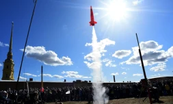 Des spectateurs regardent le lancement de modĂšles rĂ©duits de fusĂ©es, Ă Saint-PĂ©tersbourg, le 11 avril 2021, alors que La Russie cĂ©lĂšbre la conquĂȘte de l'espace par Gagarine il y a 60 ans