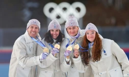 Le relais mixte français de biathlon, Quentin Fillon Maillet, Julia Simon, Eric Perrot, et Lou Jeanmonnot, sacré champion olympique aux JO de Milan Cortina, le 8 février 2026