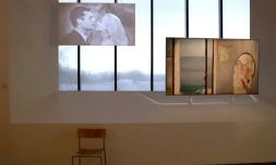 Projection du film "Dolce vita" de Federico Fellini avec Marcello Mastroianni et Anita Ekberg lors de l'exposition "Ciao Italia!" consacrée à l'immmigration italienne à Paris, le 31 mars 2017 