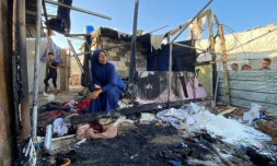 Un campement dévasté après une frappe israélienne dans le secteur d'Al-Mawasi, dans le sud de la bande de Gaza, le 7 août 2025