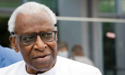 Lamine Diack, ancien président de la fédération internationale d'athlétisme (IAAF) de 1999 à 2015, devant le Palais de justice de Paris le 10 juin 2020.