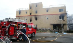 Des pompiers sur le site de l'incendie qui a ravagé un studio d'animation de Kyoto le 18 juillet 2019