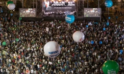 Des dizaines de milliers de personnes participent à Tel-Aviv au grand rassemblement annuel pour la paix organisé à l'occasion de l'anniversaire de l?assassinat de l'ex-Premier ministre israélien Yitzhak Rabin, le 5 novembre 2016