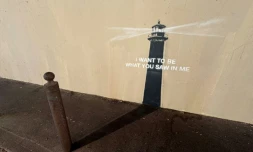 Une nouvelle œuvre de l'artiste de rue Banksy apparue sur la façade d'un immeuble à Marseille, le 30 mai 2025