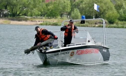 Des démineurs ukrainiens sur le lac d'Horenka, près de Kiev, le 27 mai 2022