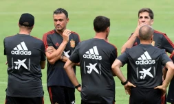 Le sélectionneur espagnol Luis Enrique (2G) lors d'un entraînement le 10 septembre 2018 à Elche près de Valence