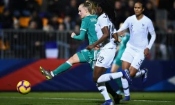 L'attaquante allemande Lea Schuller (g) à la lutte avec la Française Aissatou Tounkara, le 28 février 2019 à Laval  