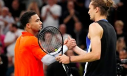 Poignée de mains entre le jeune Français Arthur Fils et Alexander Zverev (de dos) à l'issue de leur opposition à Paris-Bercy, le 31 octobre 2024 