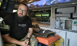 Vladyslav Tchoumatchenko,  médecin sur le front, lors d'une interview avec l'AFP dans la région de Donetsk, le 20 février 2025 en Ukraine