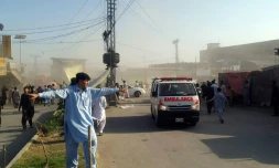 Une ambulance emmènent des victimes des doubles attentats à Parachinar, le 23 juin 2017 au Pakistan